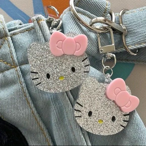 Hello Kitty Glitter Keychain. - Picture 3 of 3